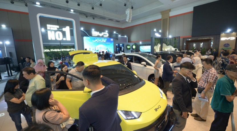 BYD ATTO 1, mendapatkan antusiasme pengunjung, pada ajang GAIKINDO Indonesia International Auto Show (GIIAS) Bandung, di Ballroom Sudirman, Selasa (1/10/2025).