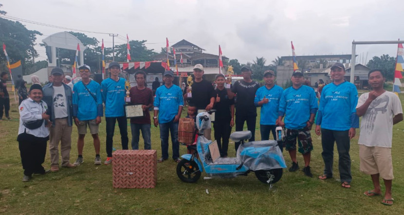 Para juara Festival Layangan Laga Garut Selatan 2025. (Foto Dok. Ridwan)