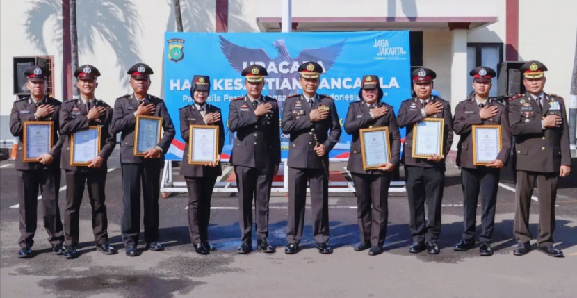 Kapolres Depok, Kombes Pol Abdul Waras, bersama anggota Sat Lantas yang menerima penghargaan dari Polda Metro Jaya. (Foto: Humas Polres Depok)