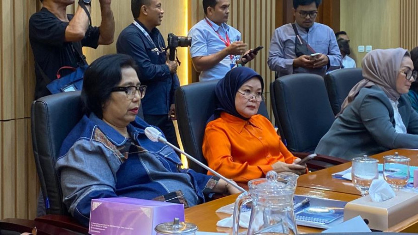 Ketua Kelompok Fraksi Partai NasDem Komisi IX DPR RI, Irma Suryani saat Rapat Kerja Komisi IX DPR dengan Menteri Kesehatan, Menteri Kependudukan dan Pembangunan Keluarga, Kepala BPOM, dan Kepala Badan Gizi Nasional (BGN), di Kompleks Parlemen, Jakarta, Rabu 1/9/2025.
