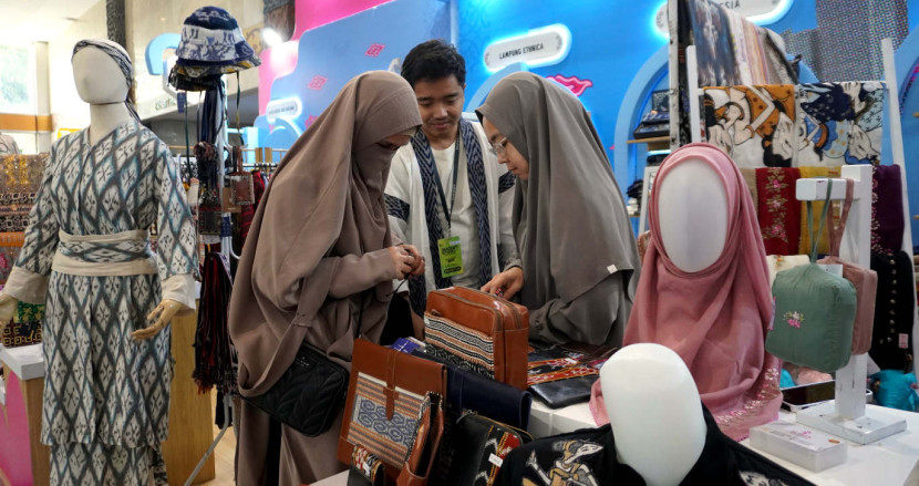 Pertamina menampilkan konsep booth “Youthpreneur: Craft, Culture, Future” yang dilengkapi dengan display produk, penjualan, business matching dengan buyer, hingga aktivasi digital seperti lucky dip dan mobcast untuk menarik minat pengunjung Inacraft. (Foto: Dok RUZKA INDONESIA)