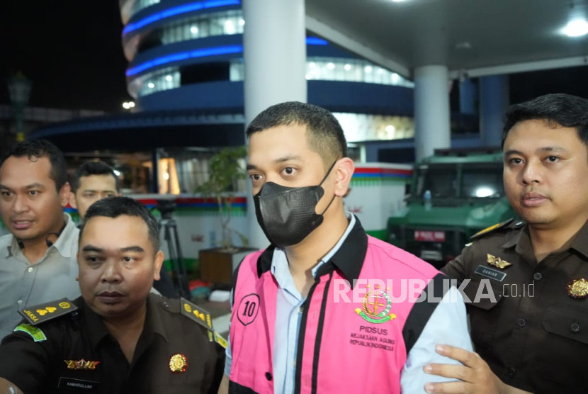 Petugas Jampidsus Kejagung menggelandang tersangka Kerry Andrianto Riza.