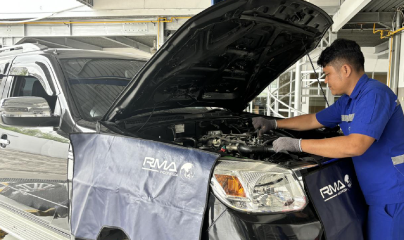 Tenaga mekanik Ford sedang melakukan perawatan berkala