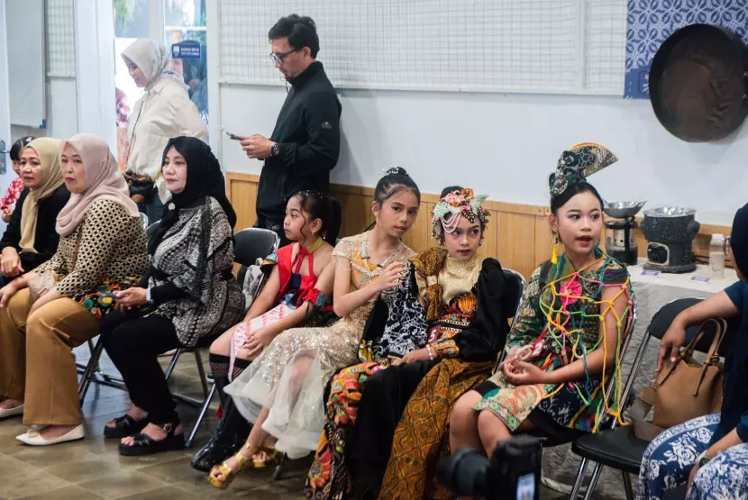 Anak-anak saat mengikuti Fashion Show Batik yang digagas Lembaga Penjamin Simpanan (LPS) bersama Batik Fractal Indonesia, Kamis (2/10/2025).