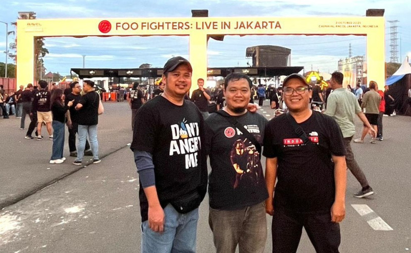 Penonton berfoto di lokasi konser Foo Fighters di Carnaval Ancol, Jakarta, pada Kamis (2/10/2025).istimewa