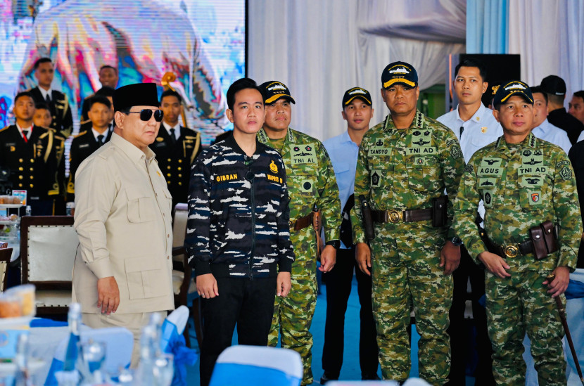 Presiden Prabowo dan Wapres Gibran bersama Panglima dan Wapang serta KSAL. Sumber: Puspen TNI