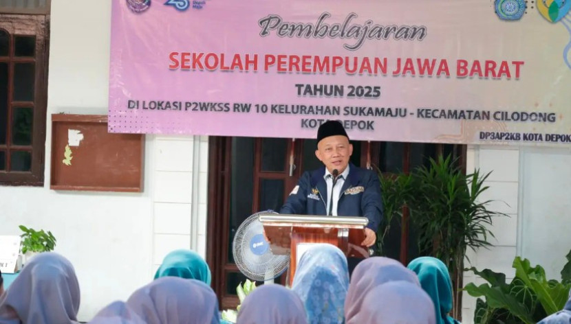 Ketua Baznas Kota Depok, Endang Ahmad Yani saat memberi sambutan dalam acara Sekolah Perempuan Jawa Barat di Kecamatan Cilodong. (Foto: Dok Baznas Kota Depok)