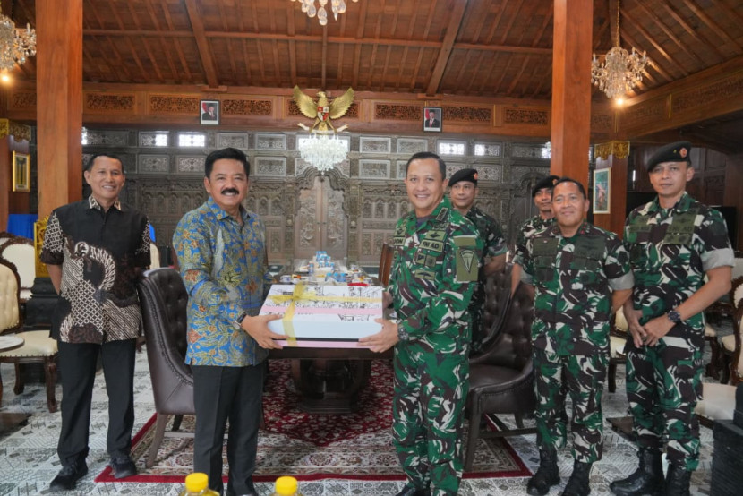 Panglima TNI periode 2017-2021 Marsekal (Purn) Hadi Tjahjanto dan Pangkopassus Letjen Don Afriandi. Sumber: Puspen TNI