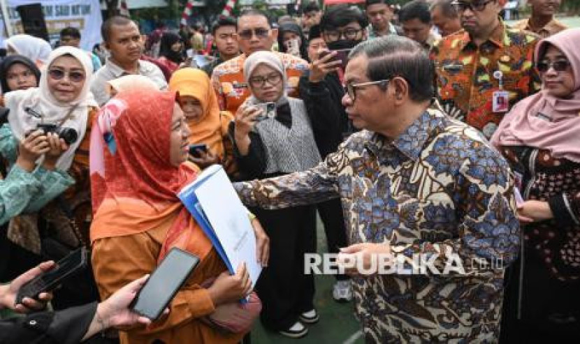 Gubernur Jakarta Pramono Anung (kedua kanan) berbincang dengan orang tua peserta didik saat program pemutihan ijazah di SMA Islam Said Naum, Tanah Abang, Jakarta, Kamis, (21/8/2025). (FOTO : ANTARA FOTO/Sulthony Hasanuddin)