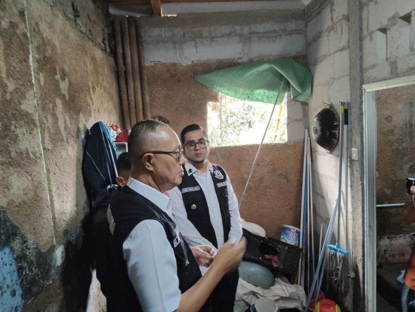 Wali Kota Sukabumi Ayep Zaki didampingi Wakil Wali Kota Sukabumi Bobby Maulana meninjau perbaikan rutilahu, Jumat (3/10/2025).