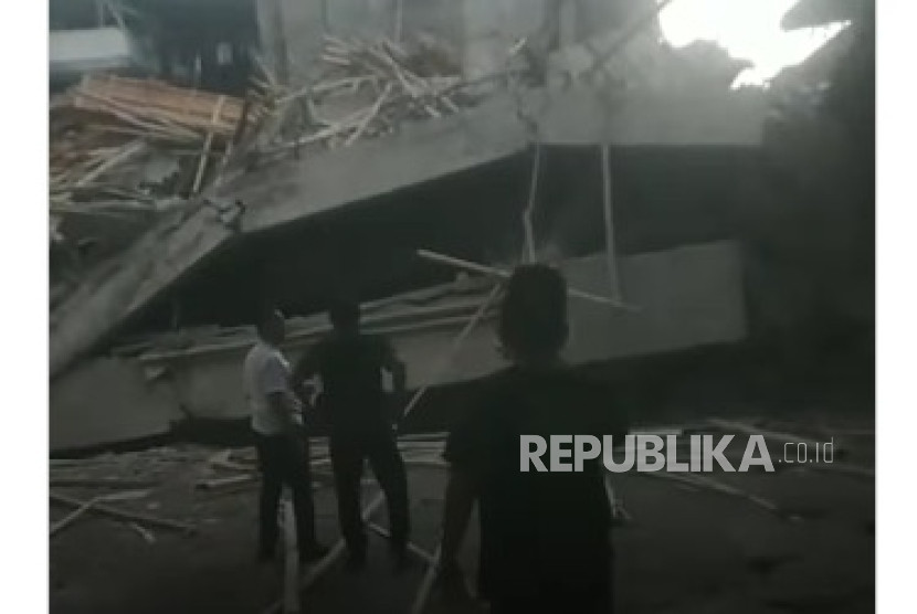 Bangunan mushalla di Pondok Pesantren Al Khoziny di Kecamatan Buduran, Sidoarjo, Jawa Timur ambruk pada Senin (29/9/2025). (Tangkapan Layar)