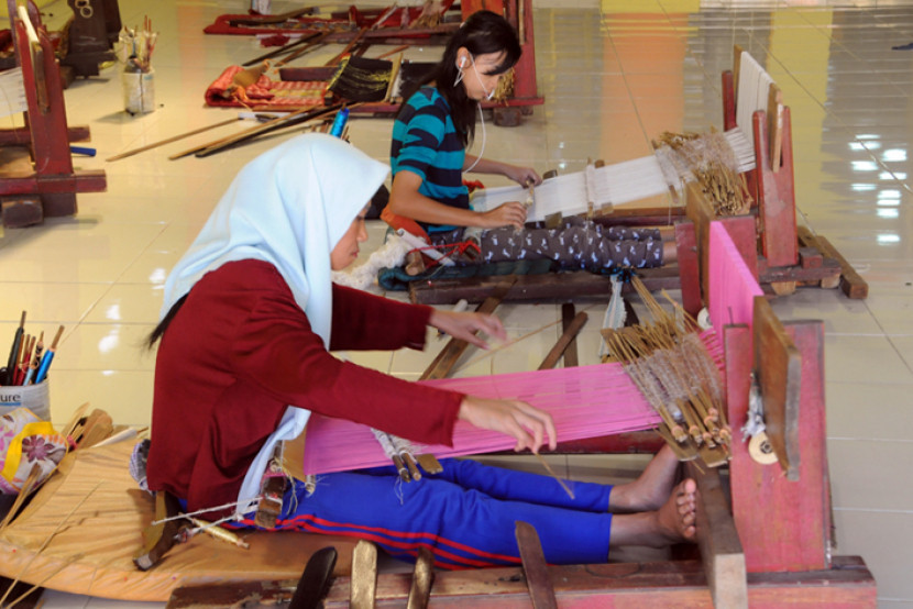 Perempuan tengah menenun kain Ratu Segala Kain. (FOTO: Maspril Aries)