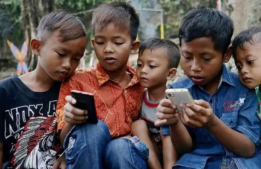 Penggunaan handphone bagi anak akan dibatasi. (limapagi.id)