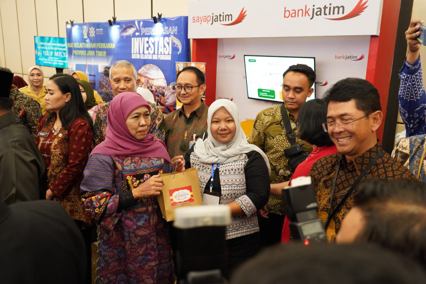 Gubernur Jatim meninjau salah satu stand UMKM pada gelaran misi dagang di Wyndham Hotel Palembang