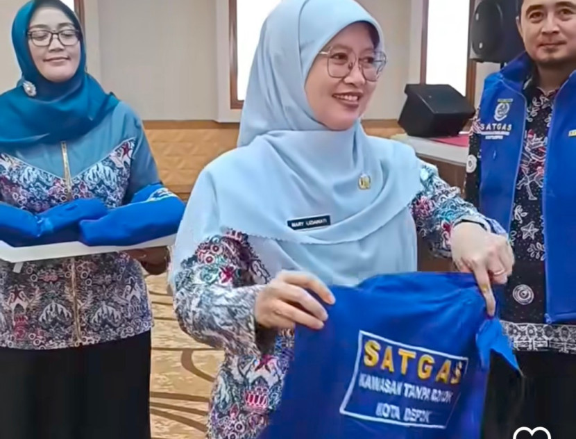 Kepala Dinkes Kota Depok, Mary Liziawati sedang memberikan rompi Satgas KTR. (Foto: Dok RUZKA INDONESIA) 