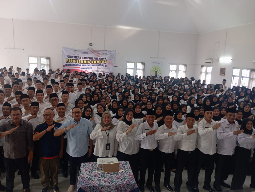 Pelantikan Pegawai Pemerintah dengan Perjanjian Kerja (PPPK) Kementerian Sosial Republik Indonesia yang digelar serentak secara nasional termasuk di Sukabumi pada Jumat (3/10/2025). 