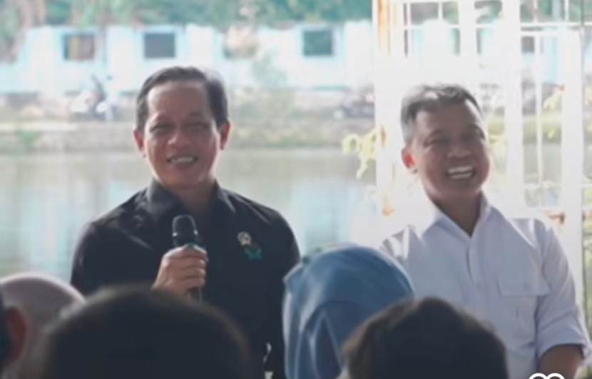 Menteri LHK, Hanif Faisol Nurofiq dan Wali Kota Depok, Supian Suri di Situ Jatijajar, Kota Depok, Jumat (03/10/2025). (Foto: Dok RUZKA INDONESIA) 