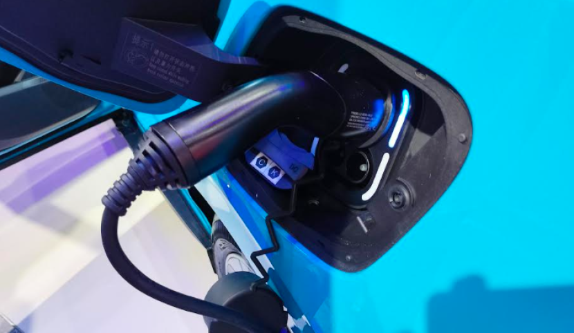 Mengisi daya dengan menggunakan peralatan standar pabrik agar aman.   dok Motoresto.id