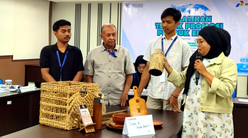 Selain teori, pelatihan juga dilengkapi dengan sesi praktik seperti display produk, presentasi, dan simulasi temu bisnis. (Foto: Dok RUZKA INDONESIA)
