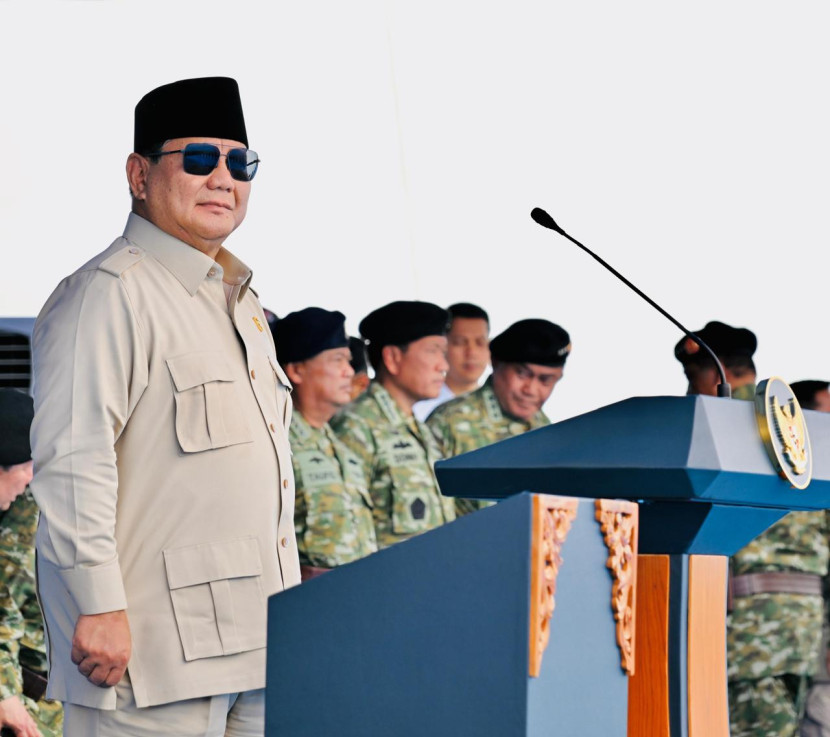 Presiden Prabowo Subianto menganugerahkan kenaikan pangkat istimewa kepada 11 pati purnawirawan TNI. Sumber: BPMI Setpres