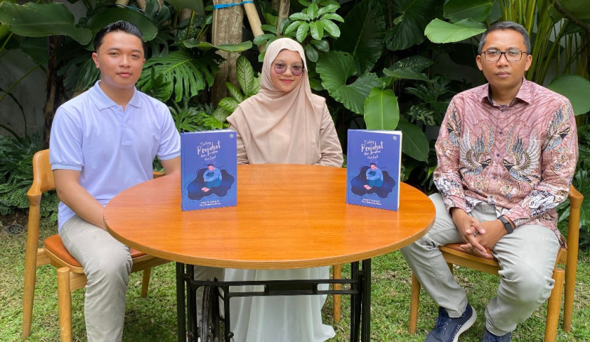 Zaki (berkaos putih) dan Agnia, Penulis Buku 