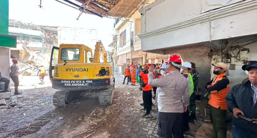 Tim SAR dari Dirpolsatwa Polri sedang melakukan pencarian korban runtuhnya bangunan Pondok Pesantren Al-Khoziny, Kecamatan Buduran, Kabupaten Sidoarjo, Jawa Timur, Sabtu (04/10/2025). (Foto: Dok RUZKA INDONESIA) 