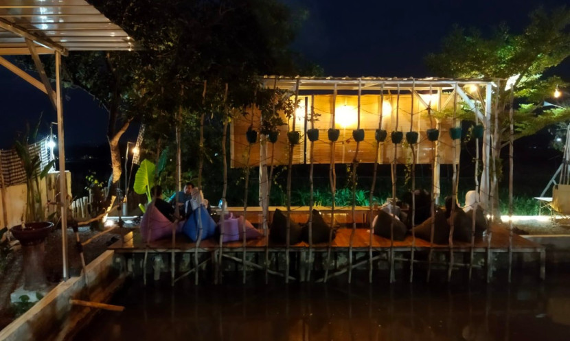 Spot Teras Sawah Cafe & Resto di depan hamparan kebun jagung. (Foto: Dok Eko Widiantoro)