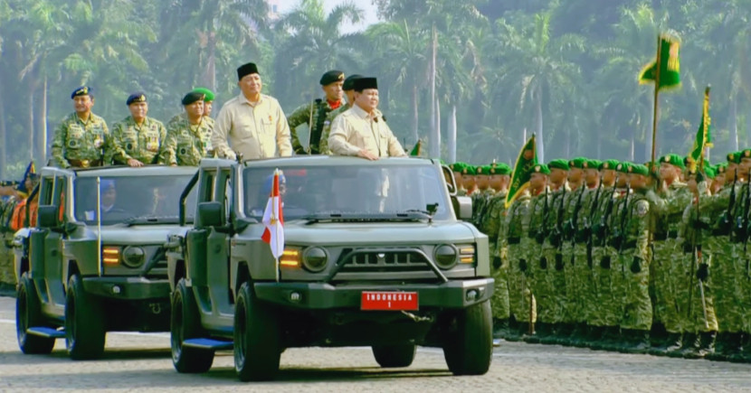 Presiden Prabowo Subianto didampingi Menteri Pertahanan Sjafrie Sjamsoeddin, Panglima TNI Jenderal TNI Agus Subiyanto inspeksi pasukan dalam upacara HUT ke-80 TNI di kawasan Silang Monas, Jakarta, Minggu (05/10/2025). Foto: Youtube