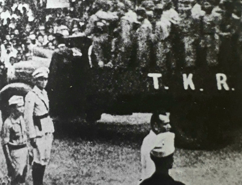 Prajurit Tentara Keamanan Rakyat (TKR) cikal bakal TNI/ABRI. (Foto: Repro Buku 30 Indonesia Merdeka)