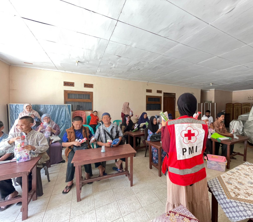 Edukasi PHBS PMI Kota Sukabumi ke anggota Persatuan Tunanetra Indonesia (Pertuni) Kota Sukabumi, yang digelar dalam rangkaian pertemuan bulanan dan pengajian Pertuni, Minggu (5/10/2025).
