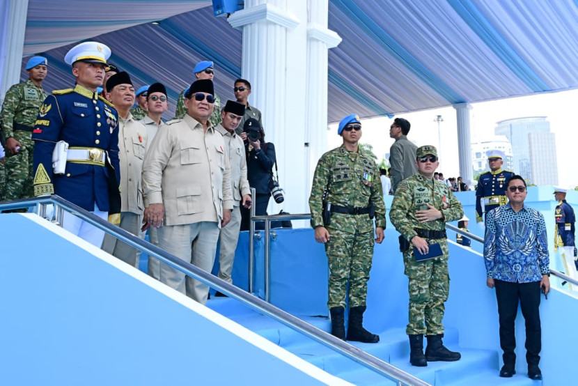 Presiden RI Jenderal (Purn) Prabowo Subianto bersama Seskab Letkol Inf Teddy Indra Wijaya dan Letkol Inf Denny Sopyan. Sumber: BPMI Setpres