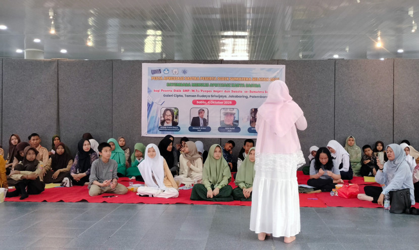 Peserta apresiasi sastra menulis puisi Koalisi Masayrakat Puisi 2025. (FOTO: Maspril Aries)