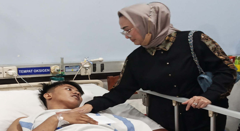 Anggota DPR RI Lucy Kurniasari saat meninjau kondisi para santri korban ambruknya gedung Ponpes Al Khoziny, Buduran, Sidoarjo, Jawa Timur, Sabtu (04/10/2025). (Foto: Dok RUZKA INDONESIA)
