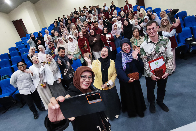 Kaprodi Magister Komunikasi Penyiaran Islam UIN SGD Lilis Satriah berswafoto bersama pembicara dan peserta kuliah umum internasional di Gedung Pascasarjana UIN SGD, Jumat (3/10/2025).