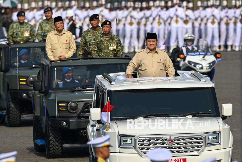 Presiden Prabowo, Menteri Pertahanan Sjafrie Sjamsoeddin (ketiga kiri), Panglima TNI Jenderal TNI Agus Subiyanto- kedua kanan.