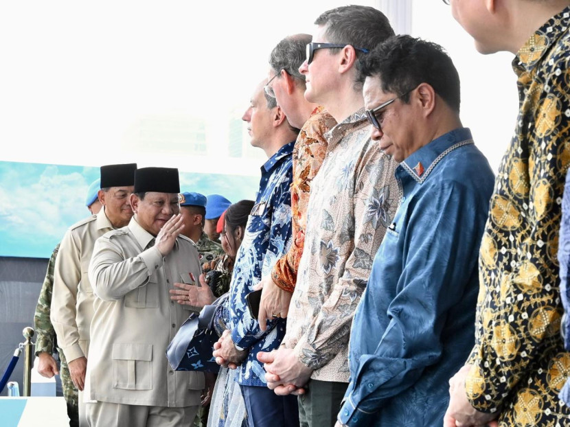 Presiden Prabowo Subianto menyalami tamu undangan pada HUT Ke-80 TNI di Monas. Sumber: BPMI Setpres