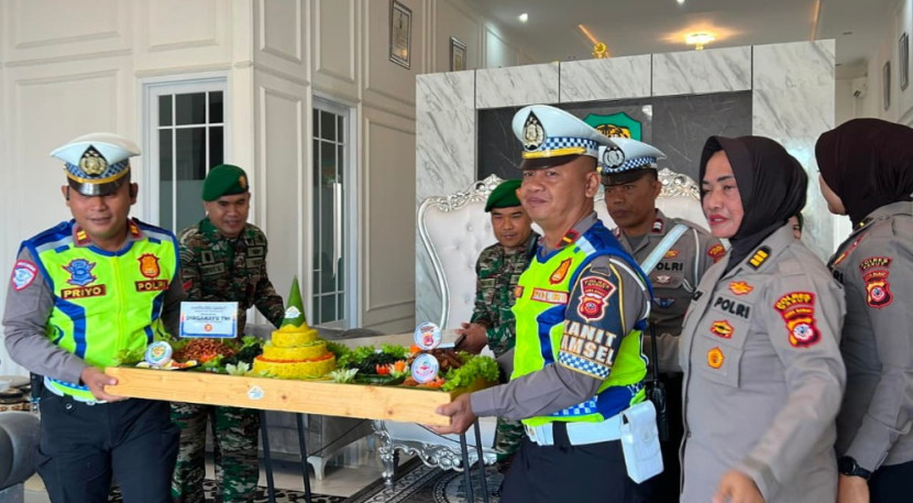 Tumpeng kejutan spesial tandai soliditas TNI – Polri di Kabupaten Garut (Foto Dok Ridwan)