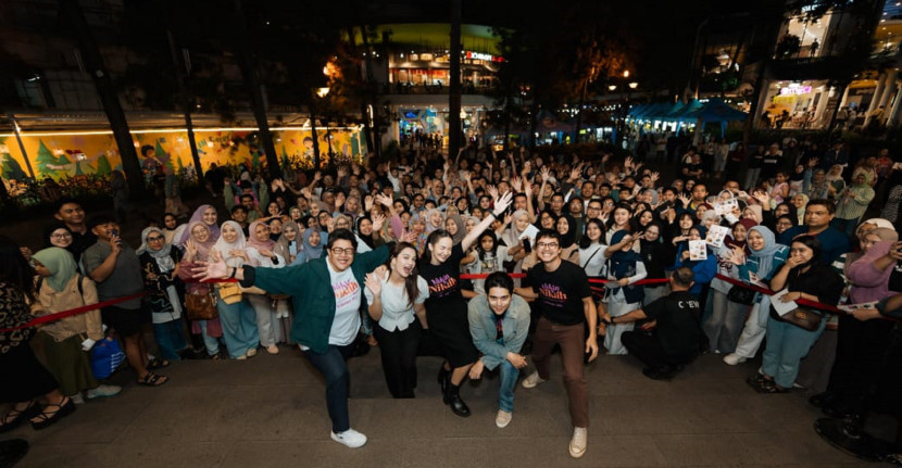 Kemeriahan warga Bandung di Ciwalk yang dihadiri kru dan artis film Yakin Nikah seperti Prita, Aruma, Enzy Storia, Maxime Bouttier, dan Jourdy Pranata  