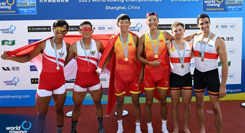 Tim Dayung Indonesia, Ali Mardiansyah dan Rafiq Wijdan Yasir berpose dengan bendera Merah Putih setelah meraih medali perak di kejuaraan Dunia Rowing 2025. (Foto Dok. World Rowing)
