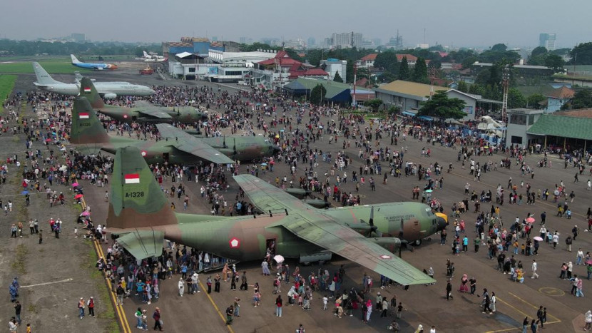 Ribuan Warga Bandung memadati Lanud Husein Sastranegara, Minggu (5/10/2025). Foto: Laman resmi TNI