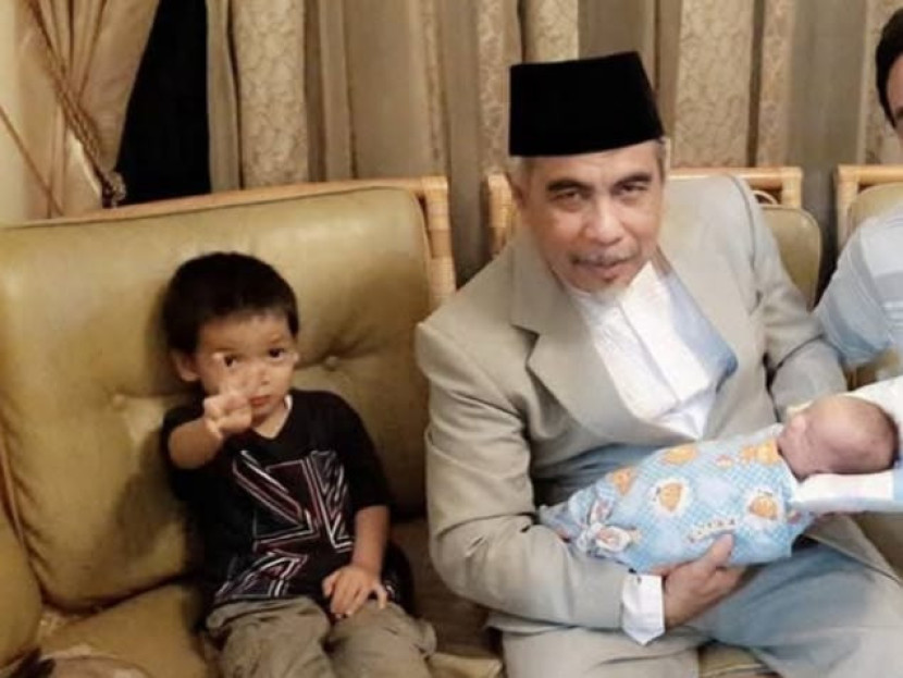 Masiran Malkan sedang menggendong cucunya, beberapa tahun lalu. (Foto: FB/Dok.Pribadi)
