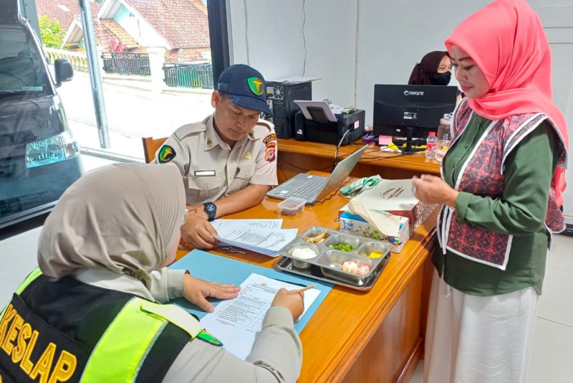Sidokkes Polres Garut lakukan pengecekan dapur SPPG. (Foto Dok Ridwan)