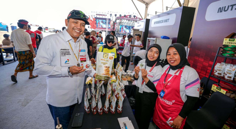 Direktur Pemasaran Regional Pertamina Patra Niaga, Eko Ricky Susanto mengunjungi sejumlah booth UMKM binaan di Pasar Rakyat Mandalika. (Foto: Dok RUZKA INDONESIA)