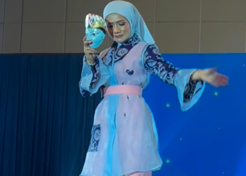 Penampilan menawan Yeti Wulandari di ajang fashion show DeFF 2025 di The Margo Hotel, Kota Depok, Sabtu (04/10/2025). (Foto: Dok RUZKA INDONESIA) 