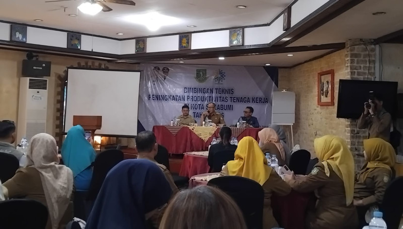 Bimbingan teknis peningkatan produktivitas tenaga kerja yang digelar Dinas Tenaga Kerja (Disnaker) Kota Sukabumi di Hotel Taman Sari, Senin (6/10/2025). 