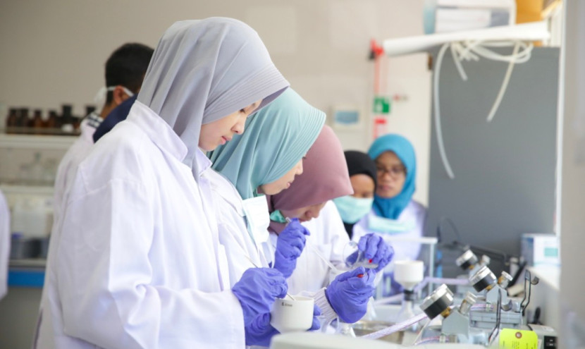 Dokumentasi: Mahasiswa UPER sedang praktik kimia murni di Laboratorium Kimia Terintegrasi. (Foto: Humas UPER) 