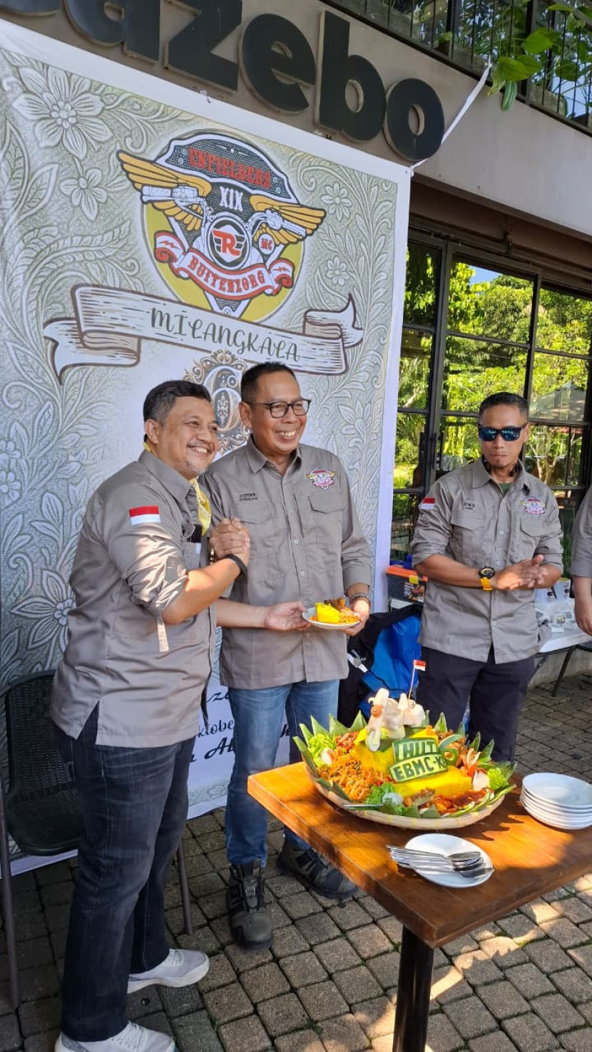 Potong tumpeng di milad keenam EBMC Sumber:dok ebmc