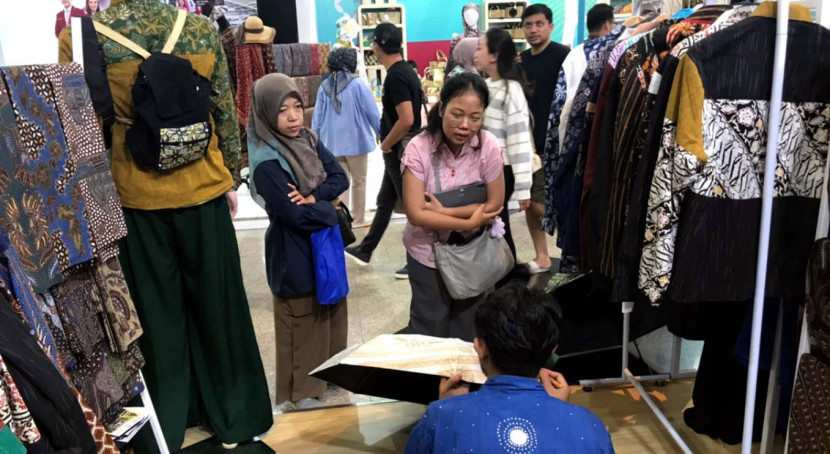 Tak hanya menampilkan produk, booth UMKM binaan Pertamina juga menghadirkan berbagai aktivasi menarik dan edukatif, mulai dari kegiatan membatik, lucky dip berhadiah, podcast inspiratif bersama pelaku UMKM, hingga health talk. (Foto: Dok RUZKA INDONESIA)