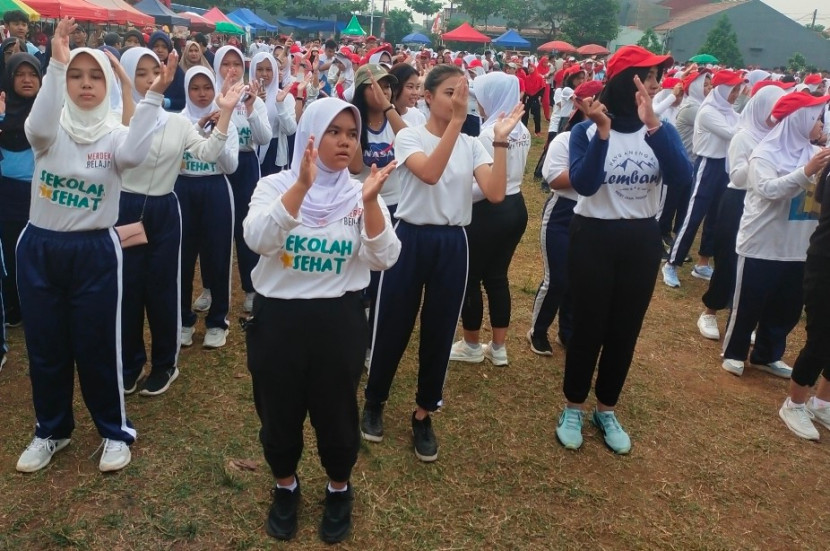 Para pelajar SMAN 4 Depok sedang melakukan senam sehat. (Foto: Dok RUZKA INDONESIA) 