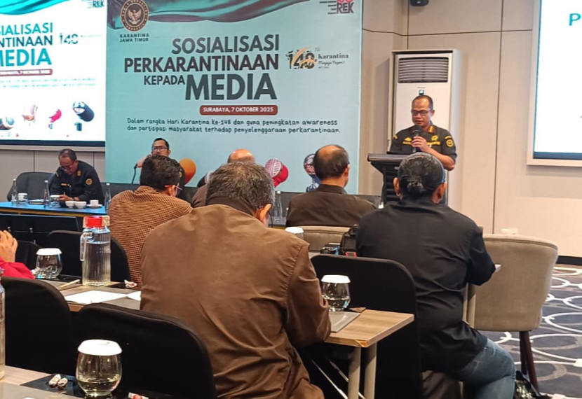 Kepala Karantina Jawa Timur, Hari Yuwono Ady menyampaikan sambutan dalam Sosialisasi Perkarantinaan kepada Media di Surabaya, Selasa (7/10/2025).
